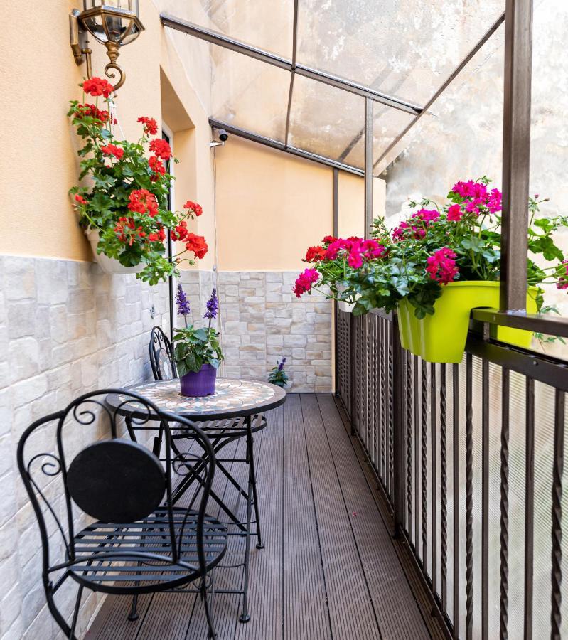 2 - Bedroom Apartments Galicia Lviv Dış mekan fotoğraf